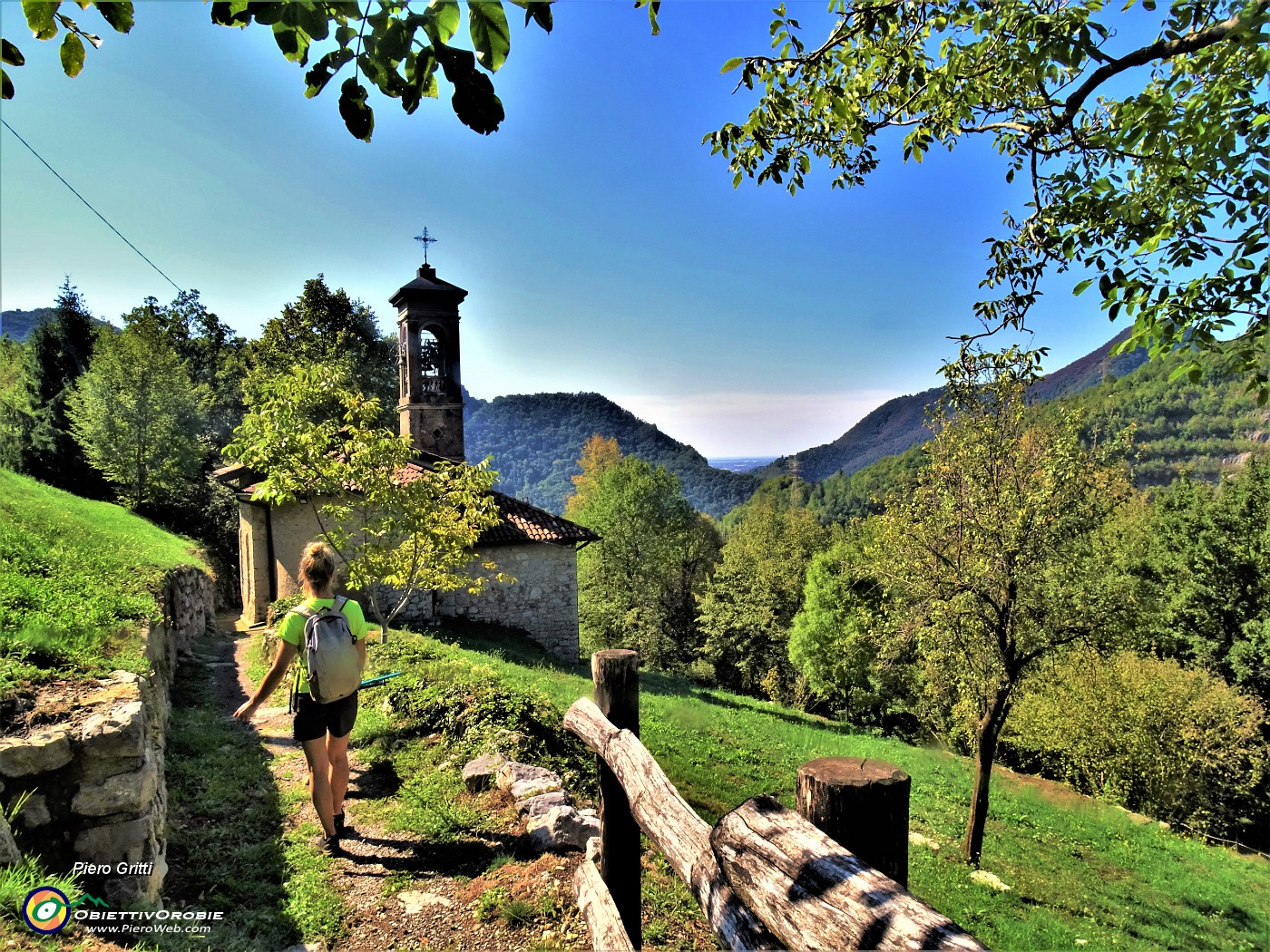 63 Scendiamo alla chiesetta di S. Gaetano di Carnito (500 m) sul sent. 592 della Strada Taverna.JPG
